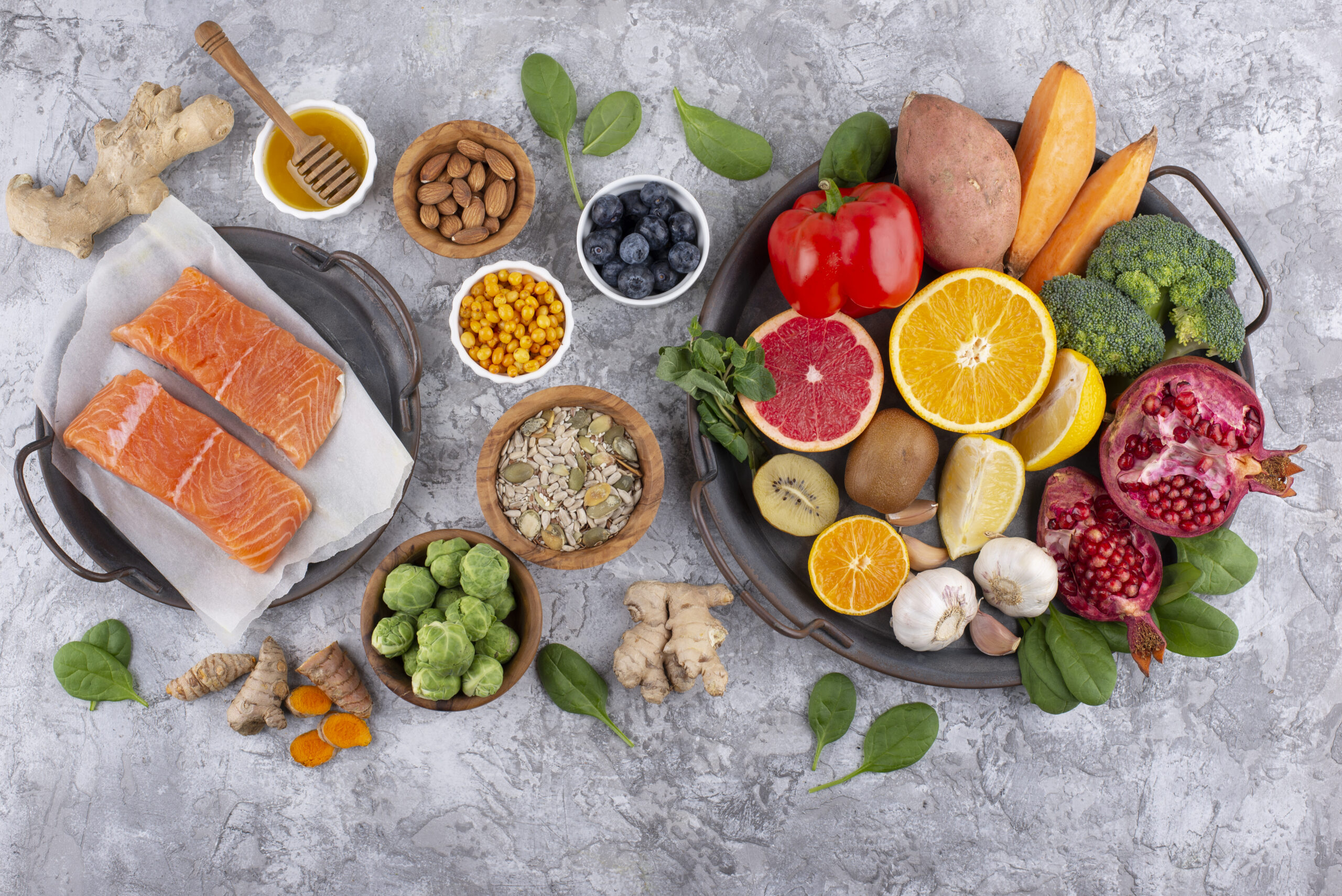 Sélection d'aliments anti-inflammatoires : saumon, curcuma, gingembre, baies, agrumes et légumes verts