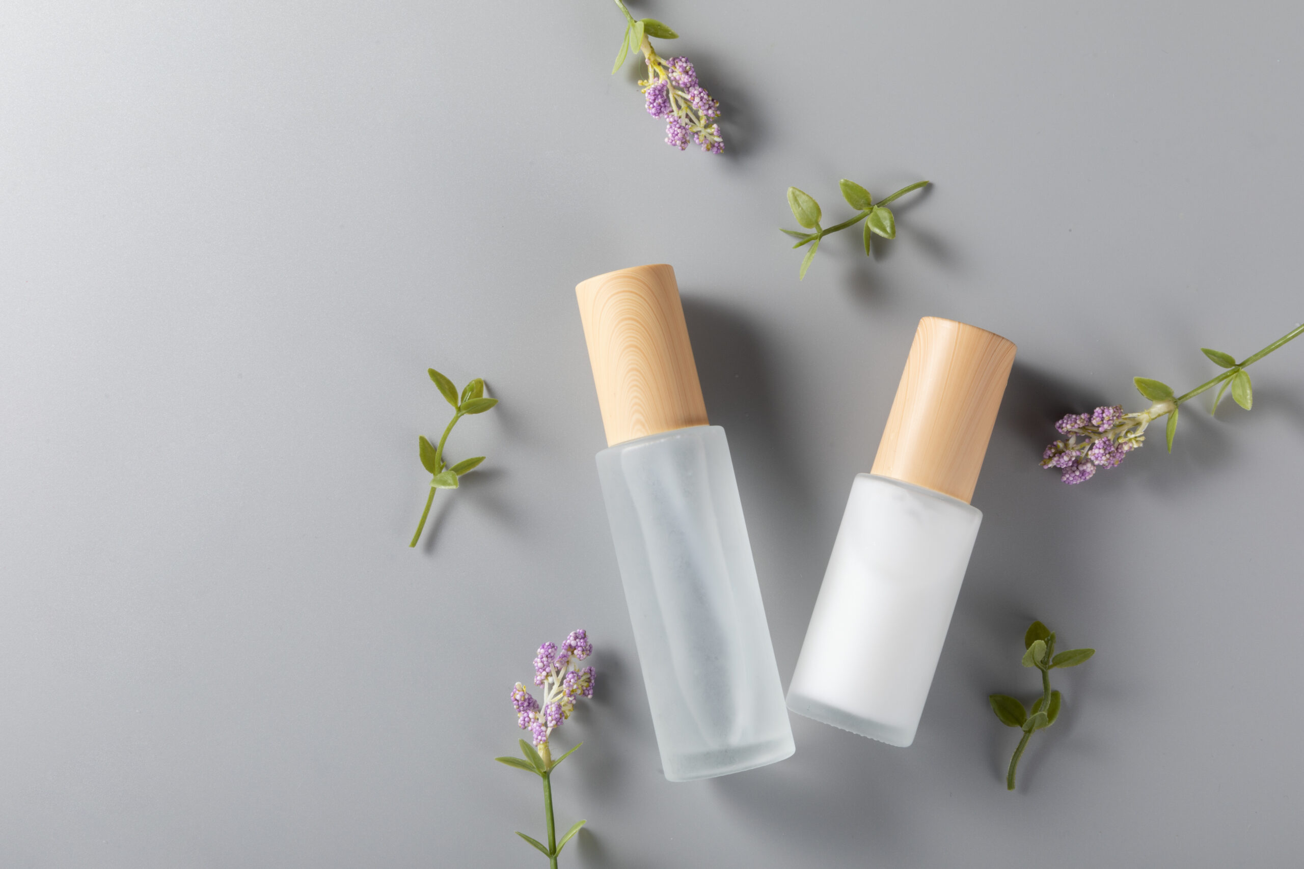 deux roll on transparents pour aromathérapie avec plantes lavande à côté