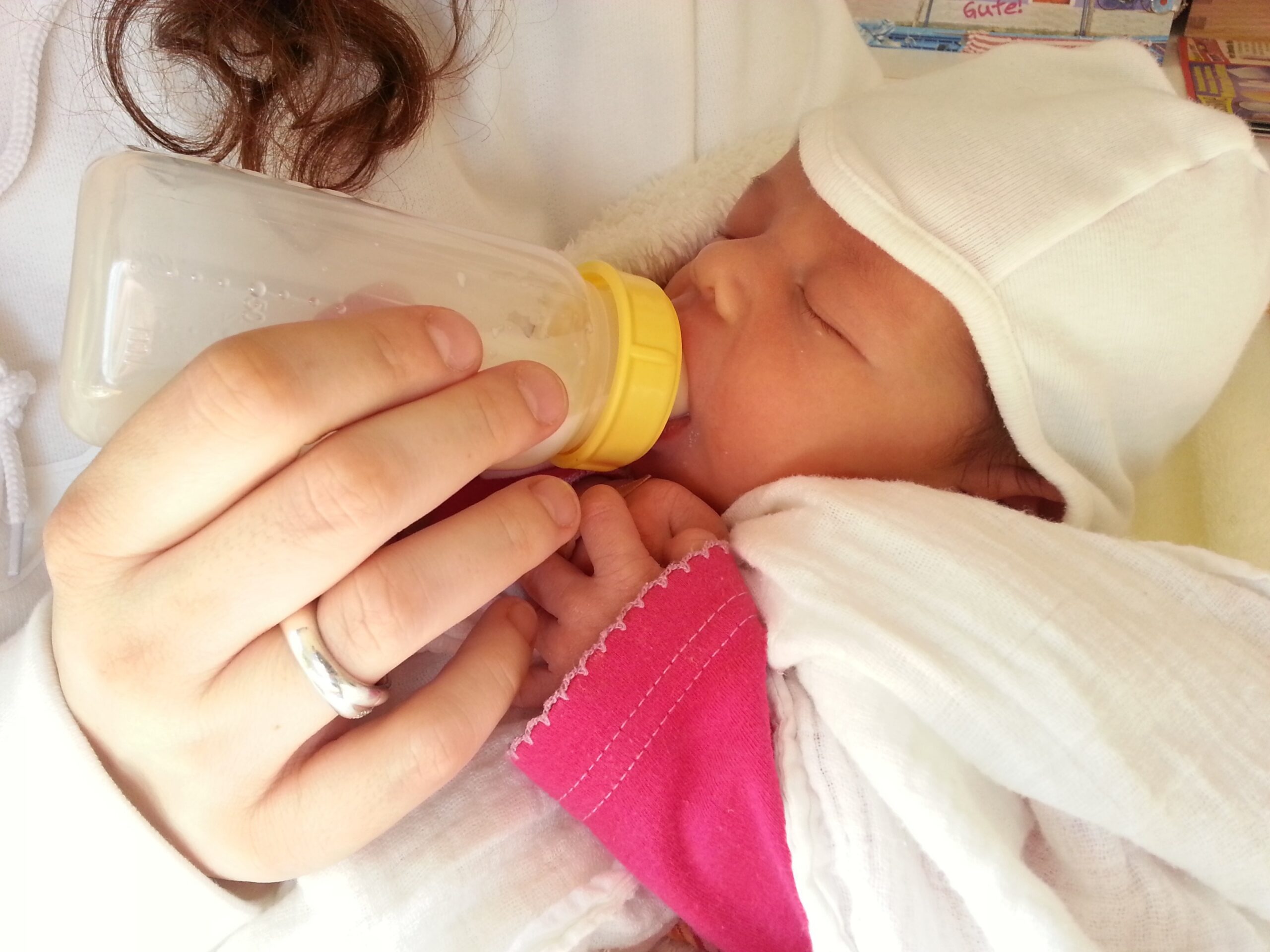 bébé buvant son biberon