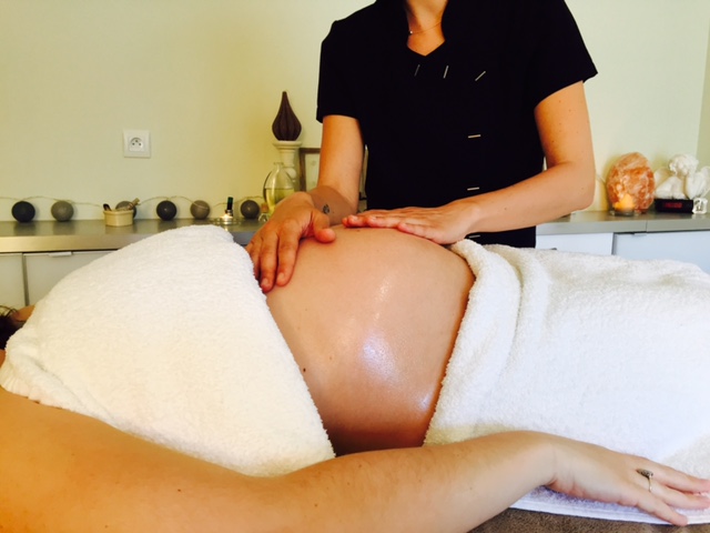 femme enceinte se faisant masser